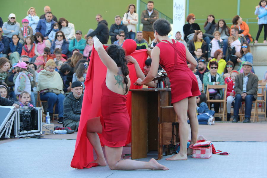 El espectáculo 'Soy ellas' de la compañía Rojo telón triunfa en el Festival de Circo de Villaquilambre con impresionantes acrobacias en el suelo y una escenografía completa con diferentes elementos en las alturas