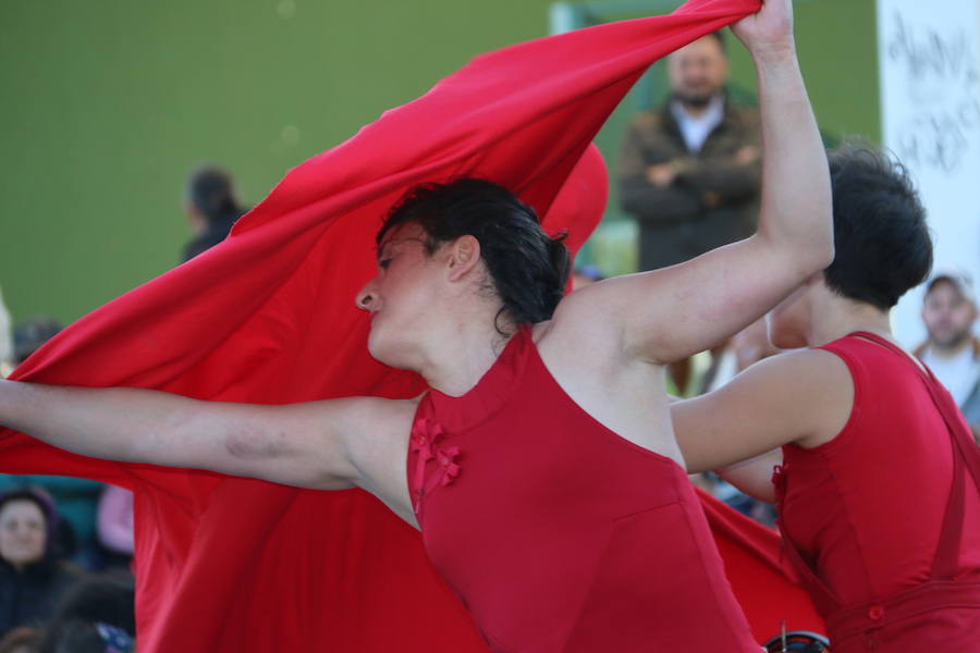 El espectáculo 'Soy ellas' de la compañía Rojo telón triunfa en el Festival de Circo de Villaquilambre con impresionantes acrobacias en el suelo y una escenografía completa con diferentes elementos en las alturas