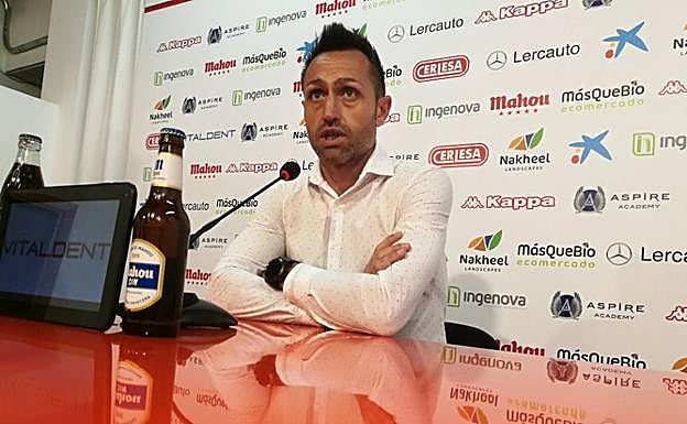 El entrenador de la Cultural.