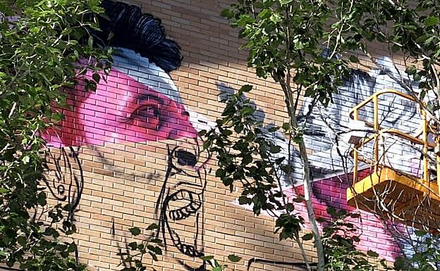 Uno de los graffitis del pabellón deportivo de Navatejera