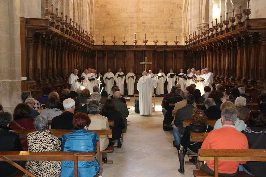 Fotos: El canto de Vísperas vuelve a Sandoval