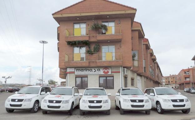 Vehículos de Telecomunicaciones Merino junto a la empresa.