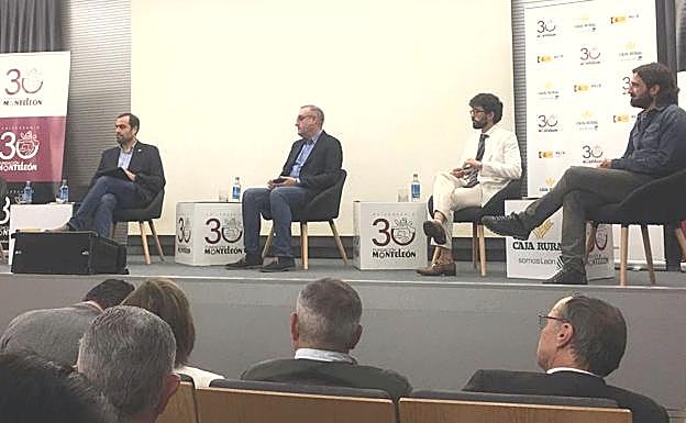 Instantes de la presentación de la revista en el salón Alfonso V del Ayuntamiento de León.