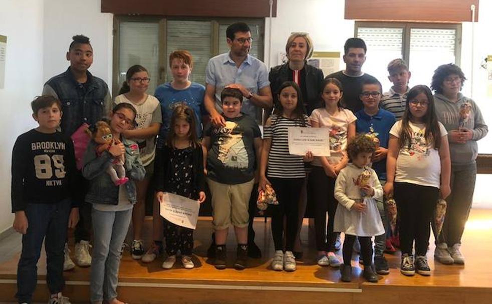 Foto de familia de los ganadores del certamen con las autoridades municipales. 