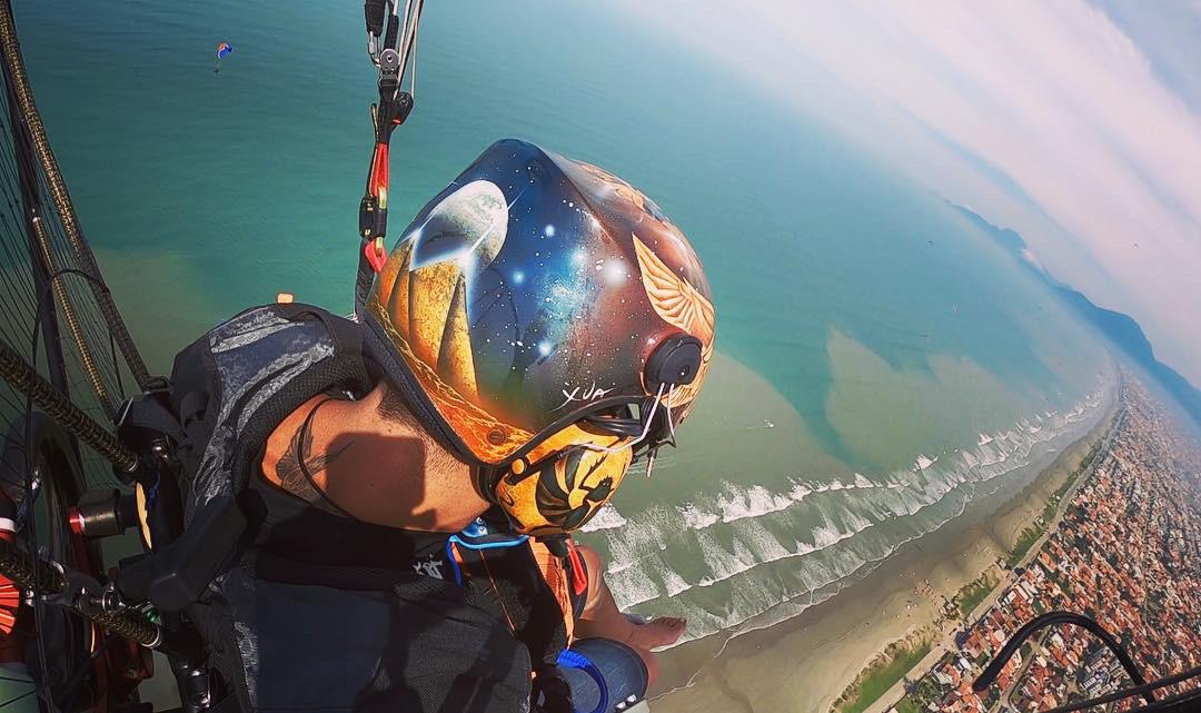 El leonés Víctor Rodríguez 'Moncho', junto con más de 300 pilotos de paramotores colorearon el cielo de Itanhaém, en el litoral de São Paulo, para conseguir batir un record, el de mayor número de personas volando juntas.