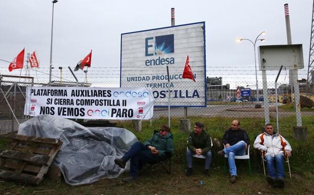Campamento de los trabajadores de las auxiliares de Endesa ante la central de Compostilla II en Cubillos del Sil. 