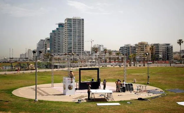 Un grupo de trabajadores monta el escenario del 'Eurovision Village' en Tel Aviv.