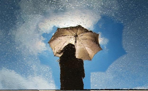 Reflejo de un paraguas durante una tormenta en el momento de escampar.