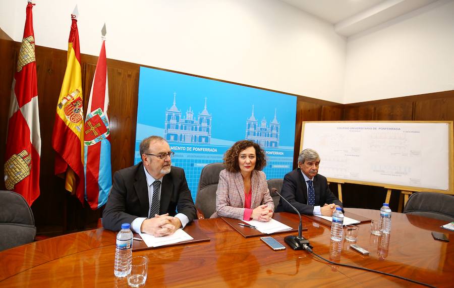 El consejero de Educación, Fernando Rey (I), junto a la alcaldesa de Ponferrada, Gloria Fernández Merayo, y el rector de la Universidad de León (ULE), Juan Francisco García Marín (D), durante la firma del convenio de colaboración entre el Consistorio y la institución académica