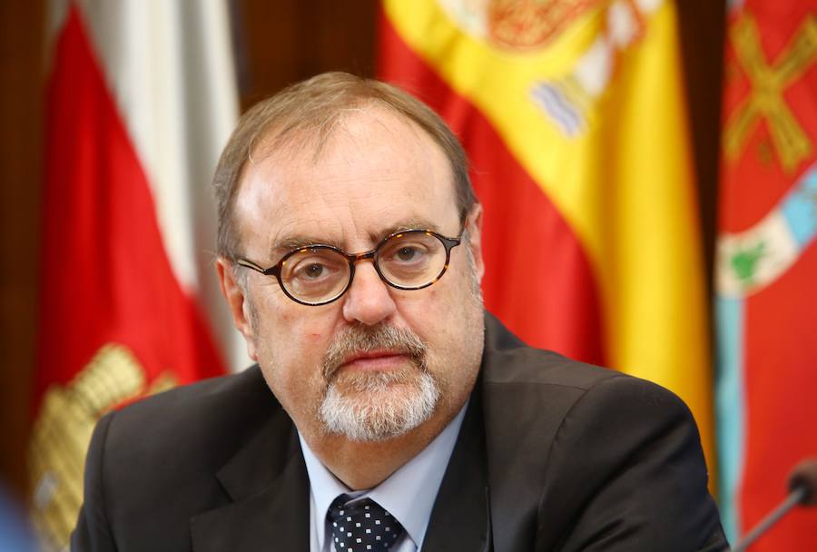 El consejero de Educación, Fernando Rey (I), junto a la alcaldesa de Ponferrada, Gloria Fernández Merayo, y el rector de la Universidad de León (ULE), Juan Francisco García Marín (D), durante la firma del convenio de colaboración entre el Consistorio y la institución académica