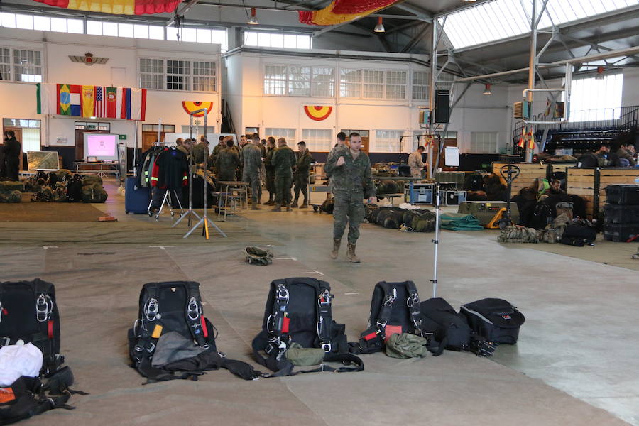 La Brigada Paracaidista lleva la pauta del ejercicio Lone Paratrooper 2019, en el que los paracaidistas de élite de España, Francia, Italia, EE.UU, Portugal, Holanda y Polonia se entrenan en el mejor escenario posible: la Academia Básica del Aire