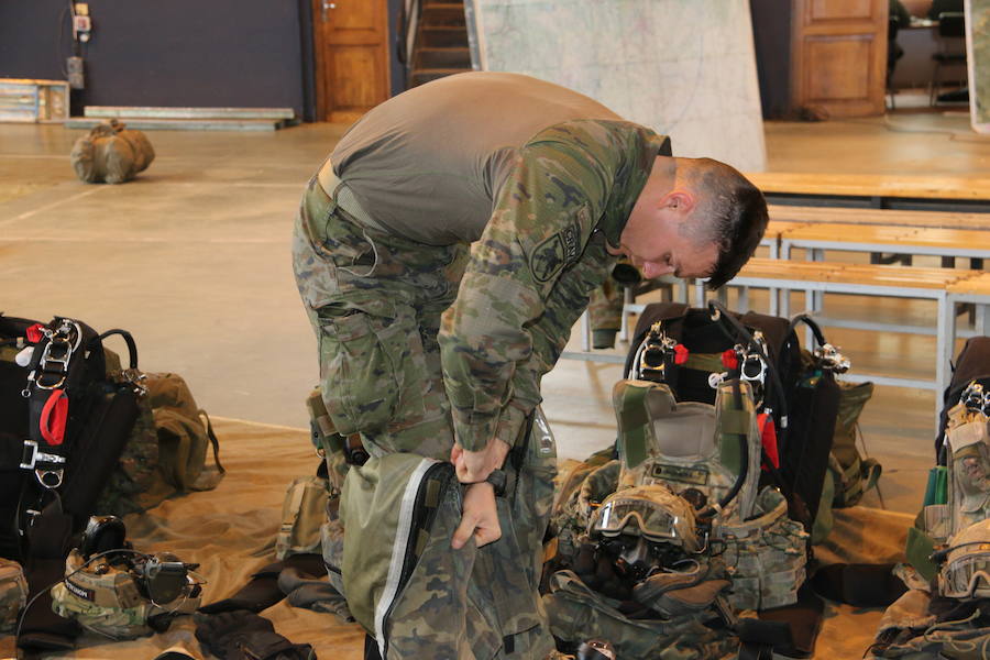 La Brigada Paracaidista lleva la pauta del ejercicio Lone Paratrooper 2019, en el que los paracaidistas de élite de España, Francia, Italia, EE.UU, Portugal, Holanda y Polonia se entrenan en el mejor escenario posible: la Academia Básica del Aire