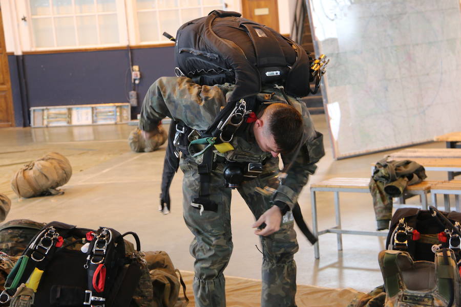 La Brigada Paracaidista lleva la pauta del ejercicio Lone Paratrooper 2019, en el que los paracaidistas de élite de España, Francia, Italia, EE.UU, Portugal, Holanda y Polonia se entrenan en el mejor escenario posible: la Academia Básica del Aire