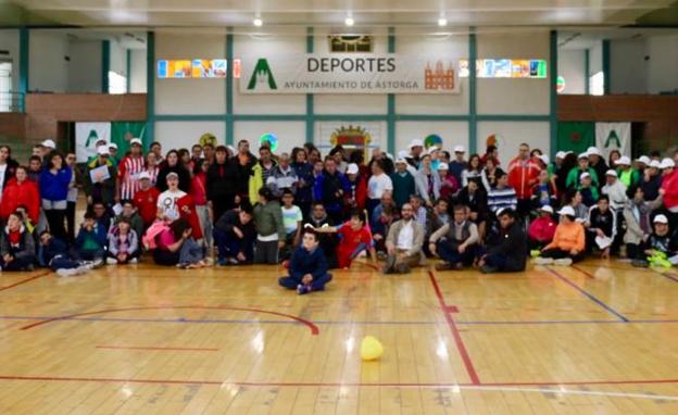 Un centenar de discapacitados participan en la jornada de deporte adaptado de la Diputación