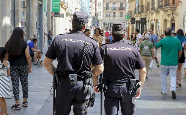 Agentes de la Policía Nacional en el centro de la ciudad.