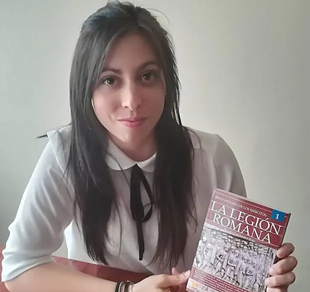 La historiadora Begoña Fernández posa junto a su nuevo libro.