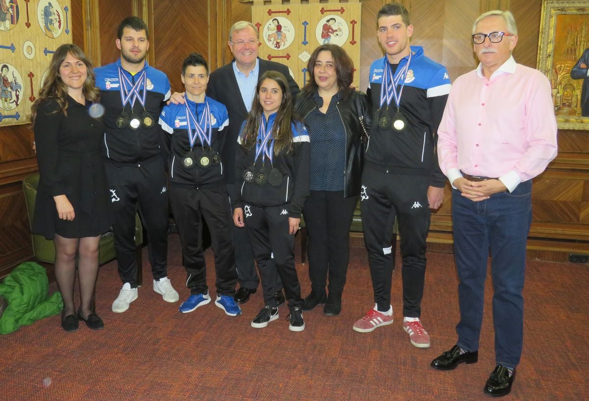 Fotos: Recepción en el Ayuntamiento de León a la selección de lucha leonesa