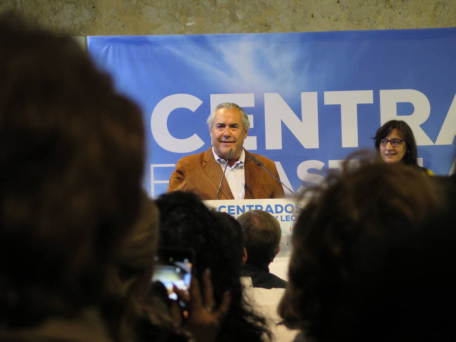 Con el telón de fondo del Palacio del Conde Luna, los populares llevan a cabo la puesta de largo de su lista autonómica, en la que Juan Carlos Suárez-Quiñones lleva la batuta con la que hacer de Alfonso Fernández Mañueco el próximo presidente de Castilla y León | Majo: «Ilusión, fuerza y ganas no faltan para hacer León, León y León»