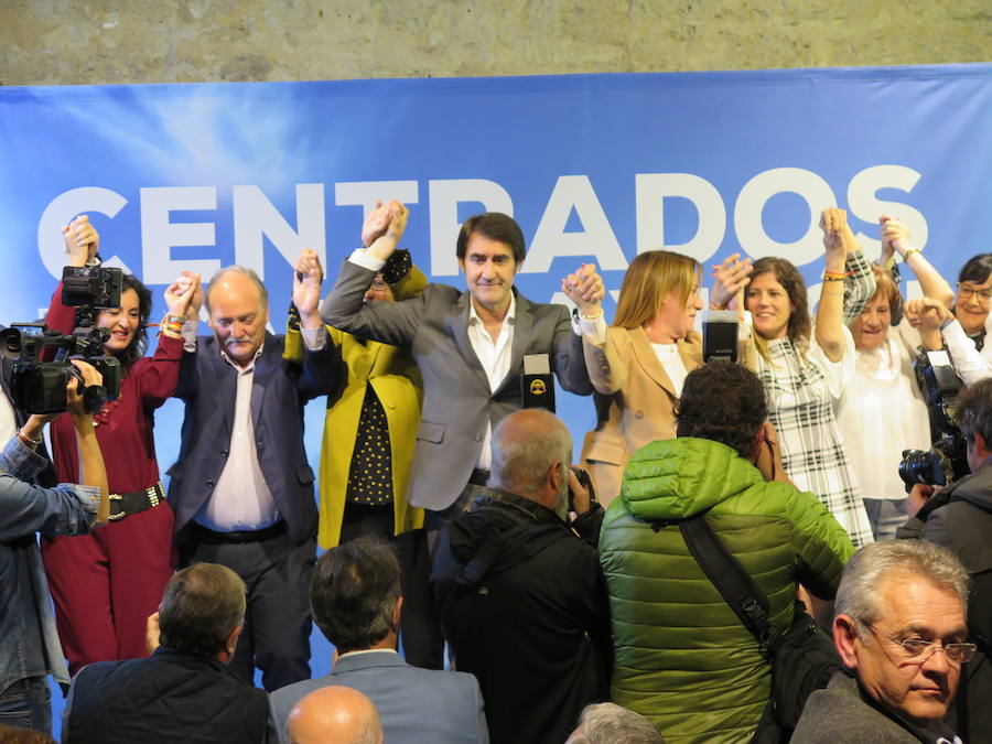 Con el telón de fondo del Palacio del Conde Luna, los populares llevan a cabo la puesta de largo de su lista autonómica, en la que Juan Carlos Suárez-Quiñones lleva la batuta con la que hacer de Alfonso Fernández Mañueco el próximo presidente de Castilla y León | Majo: «Ilusión, fuerza y ganas no faltan para hacer León, León y León»