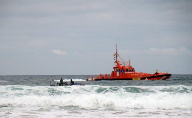 Efectivos de la Guardia Civil y de Salvamento Marítimo que buscaban al niño desaparecido al volcar una patera en Cádiz.