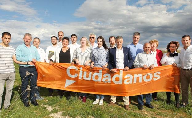 Los candidatos de Cs en Valdefresno en una foto de familia.