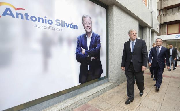 Antonio Silván a su llegada a la sede de campaña del PP. 