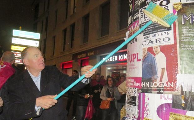 Eduardo López Sendino, candidato de UPL a la alcaldía de León, en la pegada de carteles de la madrugada del viernes.