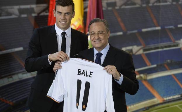 Gareth Bale, junto a Florentino Pérez el día de su presentación como futbolista del Real Madrid. 