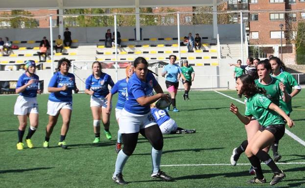 Las chicas de la Escuela Robher Asesores León RC disputan un duelo amistoso ante Pingüinas Rugby Burgos