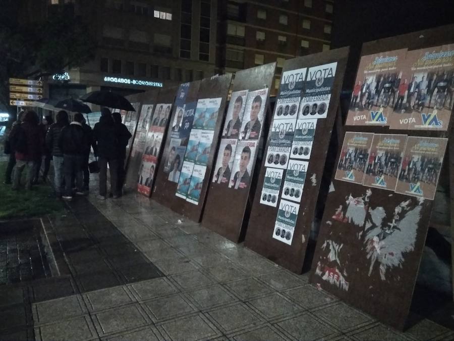 Fotos: Pegada de carteles de Ponferrada