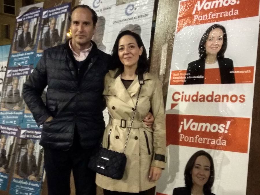 Fotos: Pegada de carteles de Ponferrada