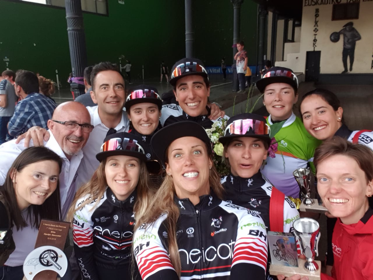 Fotos: Primera victoria del Eneicat Pecafer en la Vuelta a Álava