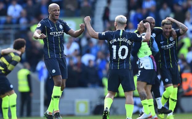 Los jugadores del Manchester City celebran el título de la Premier League.