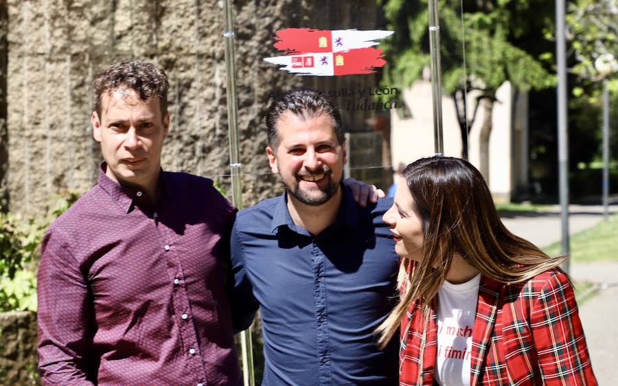 El candidato socialista a la Presidencia de la Junta, Luis Tudanca, junto al candidato a la alcaldía de Villablino, Mario Rivas y la candidata a las Cortes por León, Nuria Rubio jha expuesto su programa electoral en la localidad leonesa de Villablino