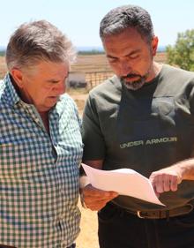 Imagen secundaria 2 - Fulgencio Bandera y Roberto Balbuena muestran el proyecto para la instalación del huerto solar.