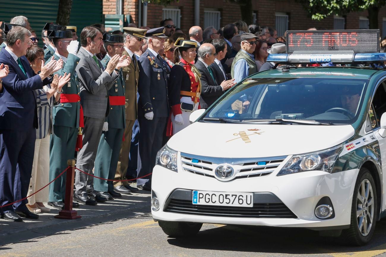 La delegada del Gobierno en Castilla y León, Mercedes Martín Juárez, preside los actos conmemorativos del 175 aniversario de la fundación de la Guardia Civil. Junto a ella, el alcalde de León, Antonio Silván