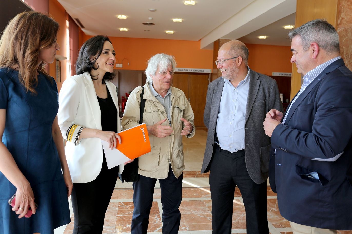 El candidato de Ciudadanos a la Presidencia de la Junta de Castilla y León, Francisco Igea, y el candidato de Ciudadanos al Parlamento Europeo, Javier Nart, participan en un encuentro ciudadano, en Ponferrada. Leticia Pérez