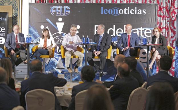 Galería. Imagen de los candidatos, durante el debate promovido por Fele y leonoticias.