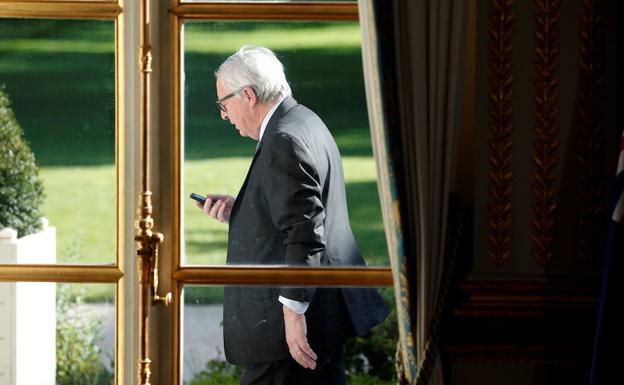 Jean-Claude Juncker camina durante un receso en la reunión. 
