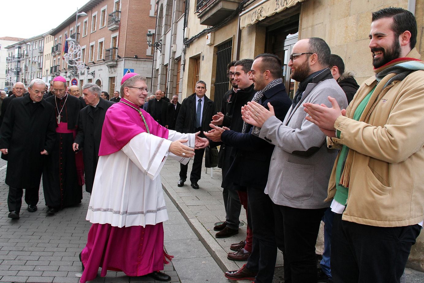 El obispo de Astorga, Juan Antonio Menéndez, que presidía la comisión antipederastia constituida por la Iglesia Católica para la prevención y protección de los abusos sexuales a menores, ha fallecido este miércoles a los 62 años a causa de un infarto que le sobrevino en el interior del Arzobispado