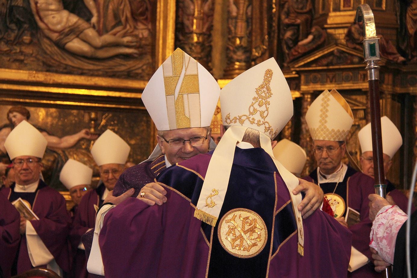 El obispo de Astorga, Juan Antonio Menéndez, que presidía la comisión antipederastia constituida por la Iglesia Católica para la prevención y protección de los abusos sexuales a menores, ha fallecido este miércoles a los 62 años a causa de un infarto que le sobrevino en el interior del Arzobispado