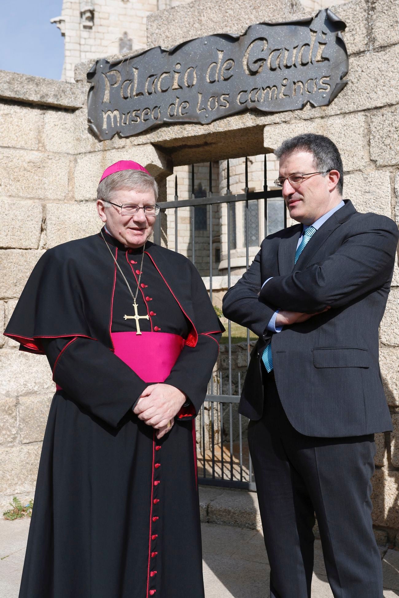 El obispo de Astorga, Juan Antonio Menéndez, que presidía la comisión antipederastia constituida por la Iglesia Católica para la prevención y protección de los abusos sexuales a menores, ha fallecido este miércoles a los 62 años a causa de un infarto que le sobrevino en el interior del Arzobispado