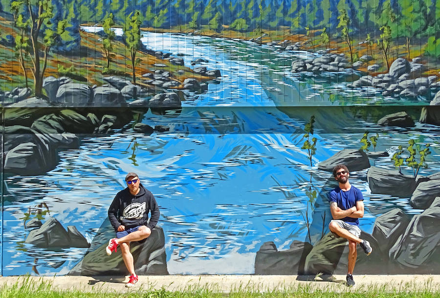 Los artistas urbanos Asier Vera y MÜS recrean el paisaje natural del Bierzo Alto en un trampantojo.