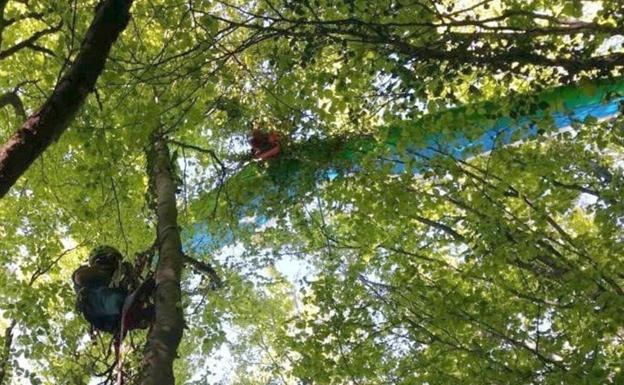 Efectivos del GReim en el momento de llegar a la zona en la que la mujer estaba atrapada.