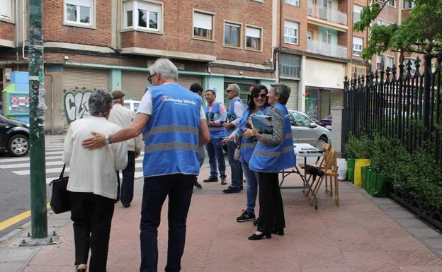 Miembros de la candidatura del PP en el Parque de los Reyes. 