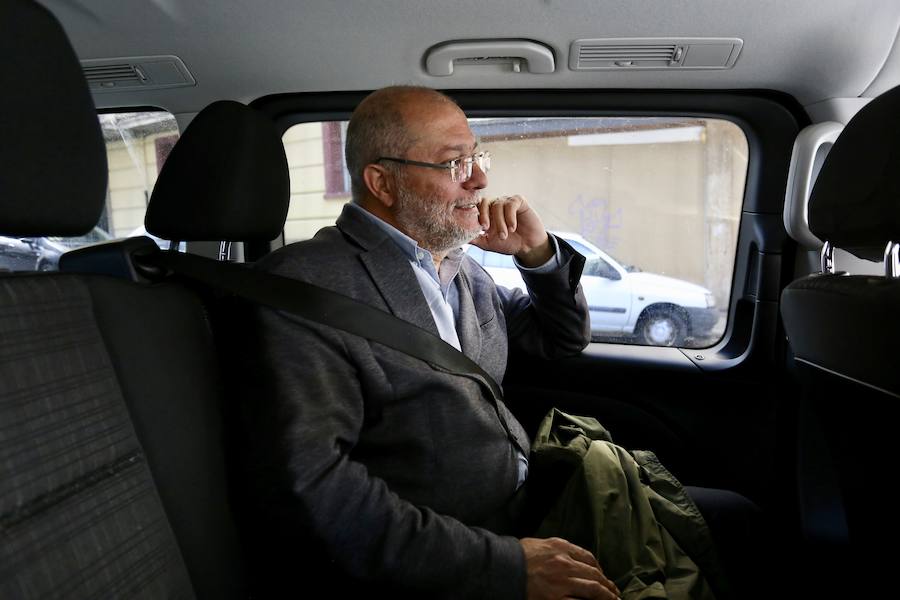 Francisco Igea, en la furgoneta con la que hace campaña. 