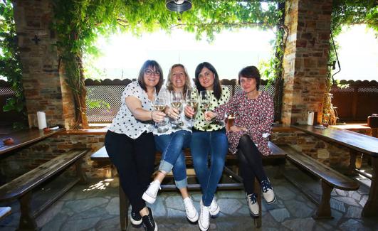 Organizadoras del evento 'Godello&Ostra', que se celebra en Cacabelos