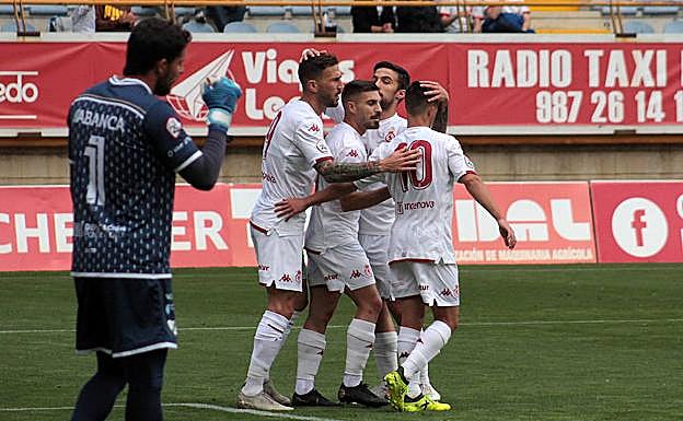 Los jugadores de la Cultural celebran un gol.