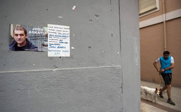 Un cartel pide la liberación del exjefe de ETA Josu Ternera en Miraballes.