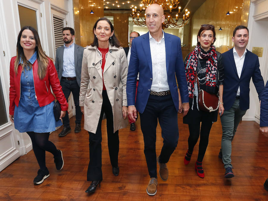 Fotos: La ministra de Industria se reúne con representantes de los empresarios y comerciantes leoneses